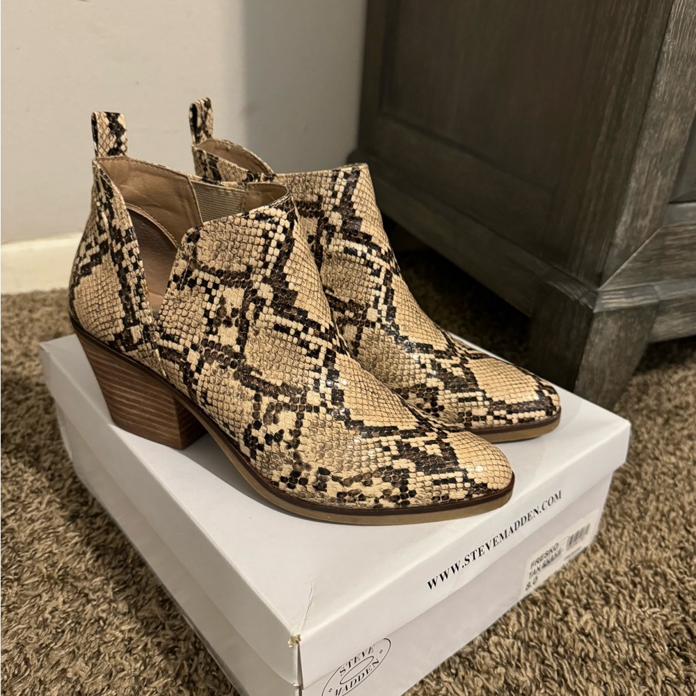Women size 8 FRESKO TAN SNAKE BOTTIES